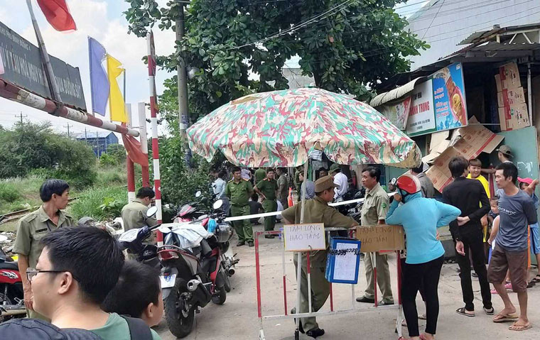 Hàng trăm người hiếu kỳ vây kín xung quanh hiện trường để theo dõi. Lực lượng an ninh địa phương phong tỏa nghiêm ngặt hiện trường.