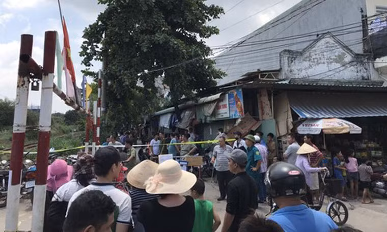 Các nạn nhân được xác định là anh Trần Quốc Cường và vợ tên Hằng, cùng một người con gái hơn 3 tuổi.