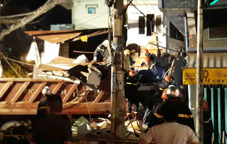 Thời điểm xảy ra tai nạn, trong căn nhà bị xe ben tông sập có 4 người bên trong. Rất may tất cả kịp phát hiện chạy thoát.