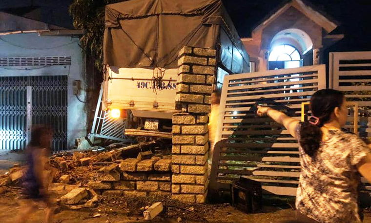 Cũng trong khuya hôm qua 26/5, trên QL20, gần nhà thờ Bút Đỏ thuộc địa phận Xã Gia Kiệm, Huyện Thống Nhất, Tỉnh Đồng Nai, chiếc xe tải mang biển kiểm soát: 49C-133.88 di chuyển hướng từ Đà lạt vào Sài Gòn. Khi đến địa phận trên thì tài xế xe tải đã lấn làn đâm trực diện vào đầu xe ô tô 7 chỗ, rồi tiếp tục lao đổ nhà dân bên đường.