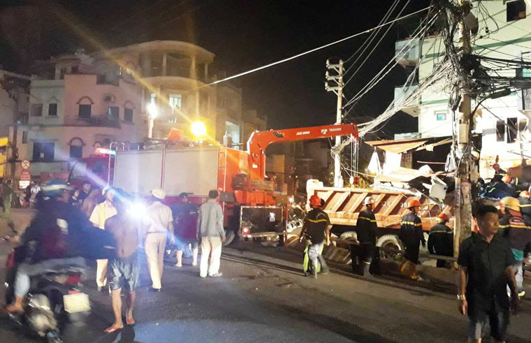 Tài xế xe ben cũng bị thương nặng, kẹt trong cabin đang được giải cứu ra ngoài chuyển vào bệnh viện.