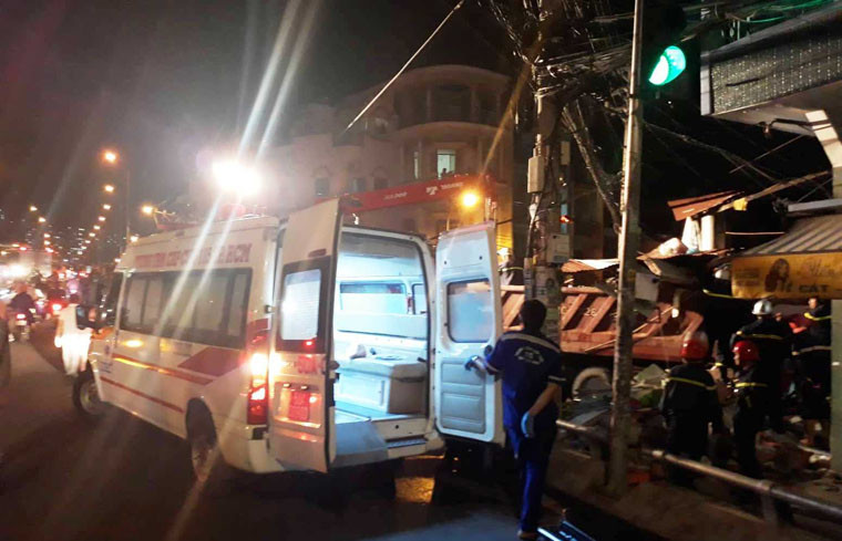 Tại hiện trường, đầu xe ben hư hỏng nặng nằm lọt trong nhà dân; 2 xe máy hư hỏng nặng. Ngôi nhà bị đổ sập. Cơ quan chức năng phong tỏa khu vực và điều xe cứu hộ xử lý hiện trường. Xe cứu thương túc trực đưa nạn nhân đi cấp cứu.