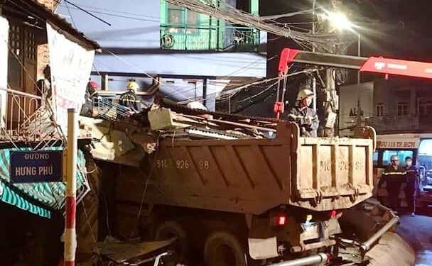 Xe ben mang biển số TP HCM, do nam tài xế khoảng 45 tuổi điều khiển trên đường Phạm Hùng, hướng Nguyễn Văn Linh đi cầu Nguyễn Tri Phương.