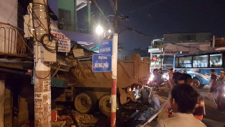 Trước đó khuya 26/5, chiếc xe ben vừa đổ dốc cầu Chánh Hưng thì tông một xe máy, sau đó mất lái tông dải phân cách, lao vào nhà dân tại ngã tư đường Hưng Phú - Phạm Hùng, phường 9, quận 8.