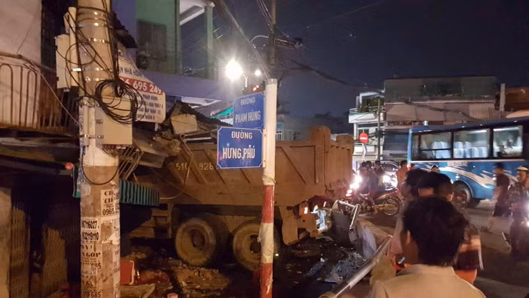 Trước đó khuya 26/5, chiếc xe ben vừa đổ dốc cầu Chánh Hưng thì tông một xe máy, sau đó mất lái tông dải phân cách, lao vào nhà dân tại ngã tư đường Hưng Phú - Phạm Hùng, phường 9, quận 8.