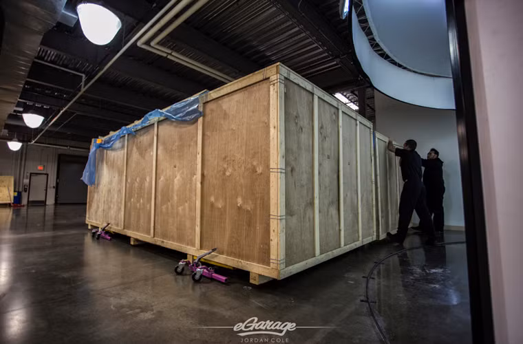 Xe được đóng trong hộp rất to và chắc chắn.