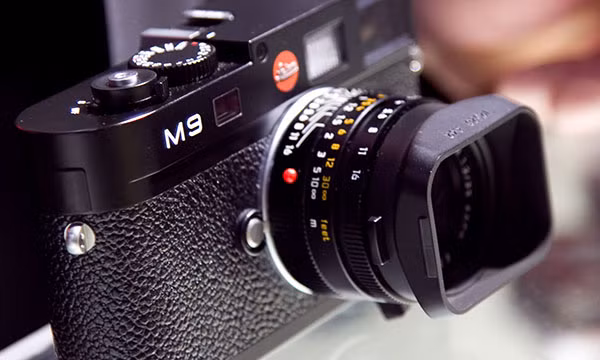  5. Ống 35mm tuyệt vời trong bất kì hoành cảnh nào. Nếu như bạn đang tìm kiếm một ống kính phù hợp trong bất kì nhu cầu nào bạn cần, thì lens 35mm là sự lựa chọn tuyệt vời. Nhờ vào góc nhìn ở mức trung bình của mình - tương đương với góc nhìn mắt người, nên ống kính 35mm phù hợp cho nhu cầu góc rộng lẫn tele và cho góc nhìn tự nhiên. Chính vì thế hầu hết các bức ảnh đời thường, báo chí đều được chụp bởi ống kính 35mm.