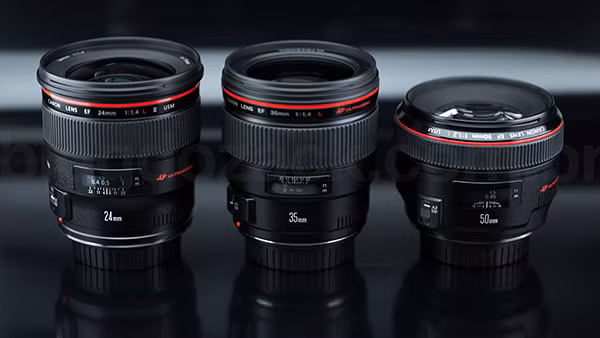  2. Ống 50mm nhỏ gọn hơn 35mm. Một ưu điểm khác của ống kính tiêu cự 50mm chính là kích thước nhỏ gọn của nó. Với cùng một khẩu độ, ống 50mm luôn nhỏ và nhẹ hơn ống 35mm do thiết kế để đạt khẩu độ đó đơn giản và ít phức tạp hơn nhiều so với ống kính tiêu cự 35mm.Ví dụ như ống kính Canon 35mm f/1.4 có đường kính 67mm và trọng lượng 335g, trong khi ống Canon 50mm f/1.4 có đường kính 58mm và trọng lượng 290g. 