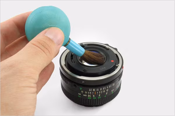  3. Dùng bàn chải hay cọ mềm. Khi mà ống kính máy ảnh của bạn bám quá nhiều bụi bẩn thì dụng cụ phù hợp lúc này chính là chiếc bàn chải, hay cọ có những sợi lông mềm mại vừa đủ để tránh làm trầy xước bề mặt kính quang học. 