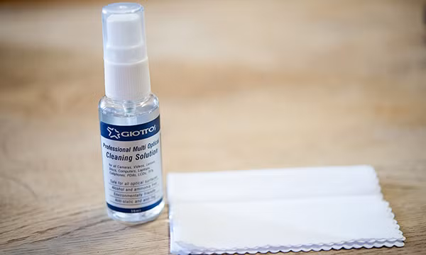  4. Sử dụng dung dịch vệ sinh ống kính chuyên dụng. Bạn có thể ra ngoài các cửa hàng bán máy ảnh tự mua cho mình các loại chai dung dịch vệ sinh máy ảnh. Với chai chứa dung dịch vệ sinh ống kính thì giúp bạn lau chùi được các dấu vân tay hay bụi bẩn bám trên ống kính mà không gây độc hại môi trường. Chú ý là đừng dùng quá nhiều dung dịch và chỉ được sử dụng đi kèm theo vải mịn và giấy mỏng. 