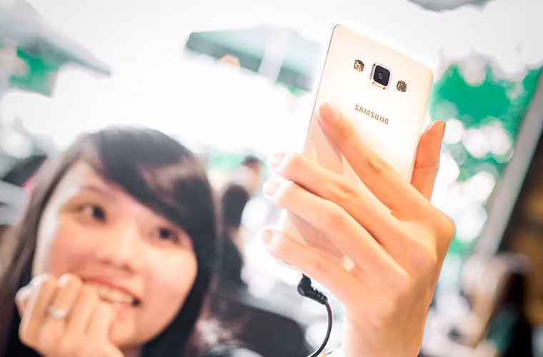 Đây chính là những điểm mà giới trẻ đang rất quan tâm ở một chiếc điện thoại: đáp ứng đủ nhu cầu và thiết kế đẹp, bắt mắt.