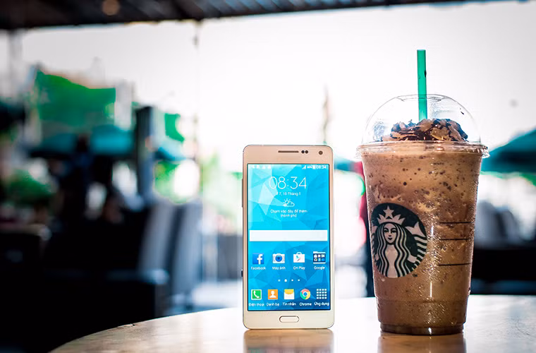 Là một sản phẩm mang tính đột phá trong thiết kế của Samsung, nên không khó hiểu khi Galaxy A5 được nhắm đến đối tượng người dùng là giới trẻ, ưa thích sự mới lạ và cải tiến.