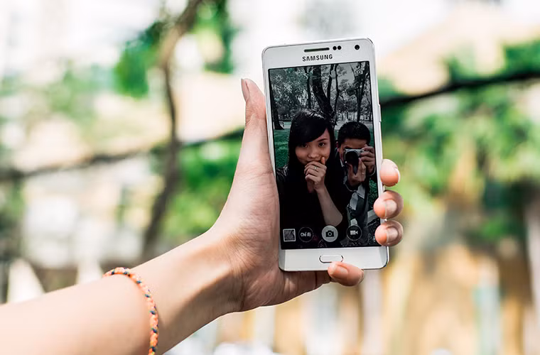 Ngoài thiết kế đẹp, dòng Galaxy A còn được trang bị camera trước 5MP cùng phần mềm tối ưu cho sở thích chụp ảnh 'tự sướng'.