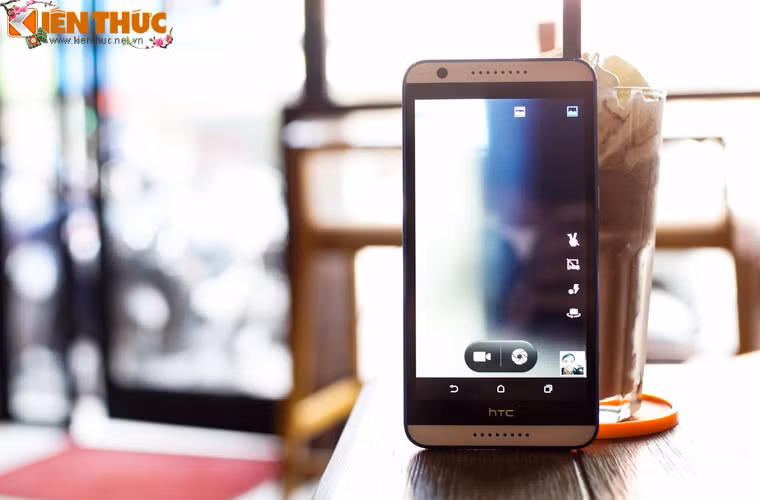 Trong khi đó camera trước cũng 'khủng' không kém với độ phân giải 8MP.