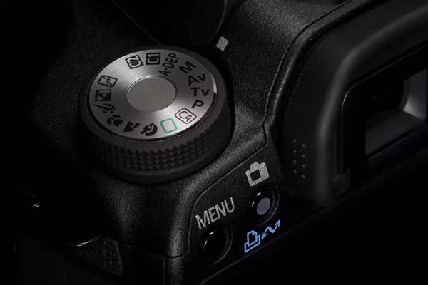  5. Tạo cho mình một thông số chuẩn. Một việc khác mà bất kì người nhiếp ảnh nào cũng nên làm đó chính là cài đặt sẵn cho mình một thông số chuẩn. Mục đích của việc này chính là bạn luôn sẵn sàng trong bất kì trường hợp nào cần lấy máy và tác nghiệp nhanh. Tuỳ vào phong cách chụp ảnh mà mỗi người thường có cách cài đặt riêng cho mình. Nhưng nếu như không muốn bỏ lỡ bất kì một khoảnh khắc bất chợt nào trên đường, thì hãy để máy của bạn ở chế độ P (Program). Thay vì phải mất thời gian để đo sáng lại, thì chế độ này sẽ giúp bạn ghi lại ngay được bức ảnh khi vừa rút máy ra. Việc cài đặt này nên được thực hiện sau khi bạn đã tắt máy.