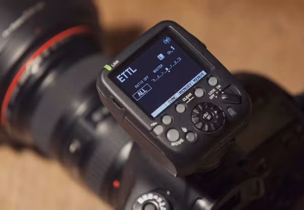  4. Khả năng sử dụng của những món phụ kiện. Bên cạnh việc làm chủ được chiếc máy ảnh của mình, người dùng cũng cần nắm rõ khả năng sử dụng của những món phụ kiện đi kèm. Ví dụ như pin chụp bao nhiêu tấm thì sẽ hết, flash gắn trên thân máy điều chỉnh ở mức bao nhiêu là đủ... Điều này không chỉ giúp bạn làm chủ tốt hơn trong quá trình tạo ra những bức ảnh ưng ý, mà còn giúp tránh việc mất thời gian giải quyết những vấn đề bên lề khi tác nghiệp. Sẽ là một cơn ác mộng khi chiếc máy của bạn hết pin đột ngột trong khi bạn còn cả một ngày dài chụp ảnh.