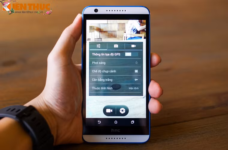 HTC Desire 820S hỗ trợ đầy đủ các tuỳ chỉnh, tuy nhiên lại tích hợp sâu ở trong menu của ứng dụng.