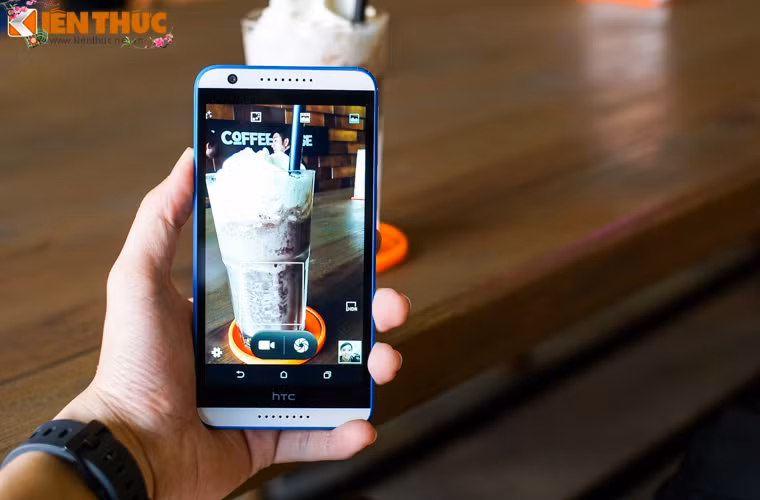 Máy sử dụng giao diện chụp ảnh cũ.