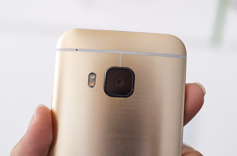 Cùng với đó là camera trước 4MP công nghệ Ultra Pixel, có góc nhìn rộng và khả năng chụp thiếu sáng tốt. Mặt sau của máy là phần camera chính với phân giải 20MP, đi kèm đèn flash dual tone