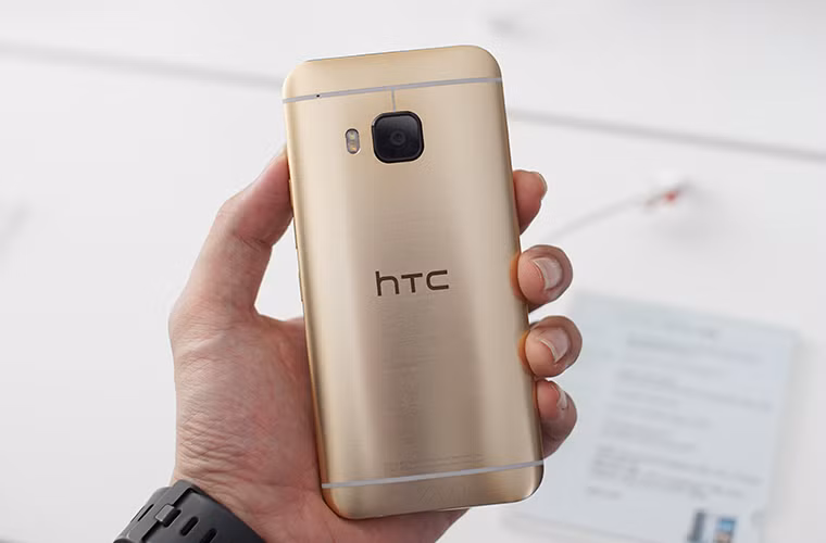 Máy vẫn giữ phong cách thiết kế quen thuộc với vỏ kim loại nguyên khối tuyệt đẹp