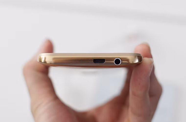 Mặt dưới của máy được trang bị cổng kết nối microUSB và jack cắm tai nghe 3.5mm. Trong khi cạnh trên lại là viền nhựa với kết nối cổng hồng ngoại