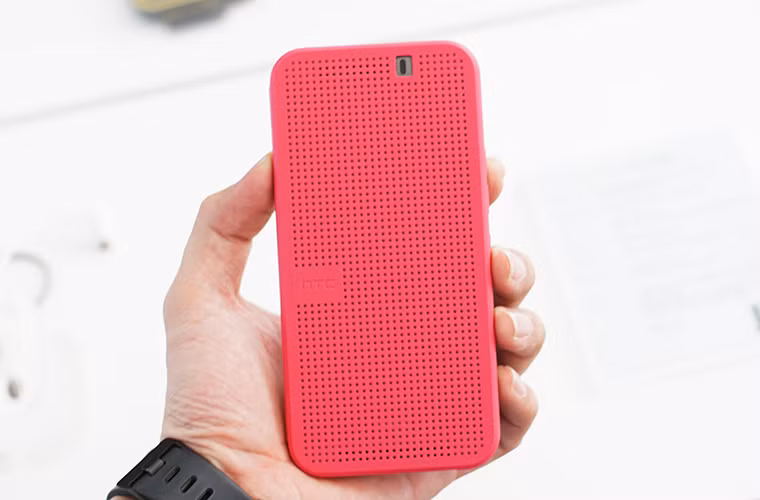 Ngoài ra HTC còn ra mắt vỏ ốp thông minh Dot View cùng One M9 trong lần giới thiệu. Phụ kiện này cũng có nhiều lựa chọn về màu sắc cho người dùng, và hiện đang được bán với giá 1.250.000 đồng.