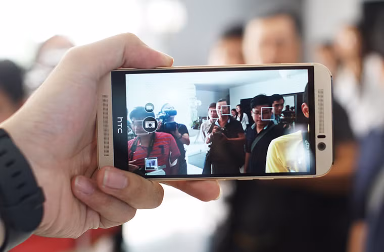 HTC One M9 trang bị chip xử lí Snapdragon 810, RAM 3GB, bộ nhớ trong 32GB cùng dung lượng pin 2840mAh