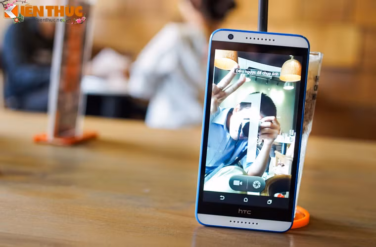 Ngoài ra thì HTC Desire 820S còn có chế độ chụp tự sướng bằng cách giơ tay để chụp ảnh.