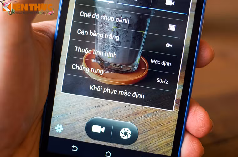 Ngoài các chế độ tinh chỉnh thông thường thì Desire 820S còn có cả tính năng chống rung điện tử.