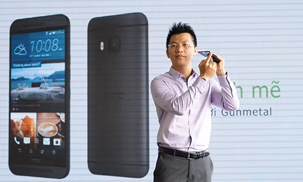 HTC One M9 được trang bị màn hình LCD 5 inch phân giải Ful HD, đi kèm với đó là chip xử lí Snapdragon 810 với RAM 3GB, bộ nhớ trong 32GB cùng với pin dung lượng 2840mAh và chạy trên hệ điều hành Android 5 Lollipop sừ dụng giao diện Sense 7, tích hợp tính năng BlinkFeed. Đặc biệt, smartphone HTC phiên bản mới sở hữu camera sau 20Mp cùng với camera trước 4Mp tích hợp công nghệ Ultra Pixel cho khả năng chụp thiếu sáng tốt. Ngoài ra máy còn bổ sung các tính năng mởi của HTC EYE Experience như Xóa phông (Bokeh), Thêm khối (Shapes), Tạo lăng kính (Prismatic) và đặc biệt là Double Exposure (phơi sáng kép). Camera chính của máy cũng cho phép quay phim 4K. HTC One M9 cũng tiếp tục được trang bị dàn loa BoomSoundở măt trước, với cải tiến vượt bậc lần này là tích hợp công nghệ âm thanh vòm Dolby Surround. Theo chia sẻ của đại diện HTC, One M9 sẽ có giá bán lẻ là 16.990.000 đồng. Một số hình ảnh về HTC One M9: