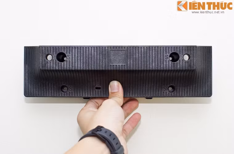 TV sẽ được giữ trên tường bằng khung gắn và hai con ốc cỡ lớn. Phần ốp tường có kiểu dáng đẹp