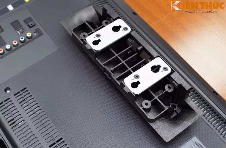 Phần ốp trên sẽ được tận dụng làm khung treo, hai bản kim loại sẽ được hướng vào trong tường như trên hình