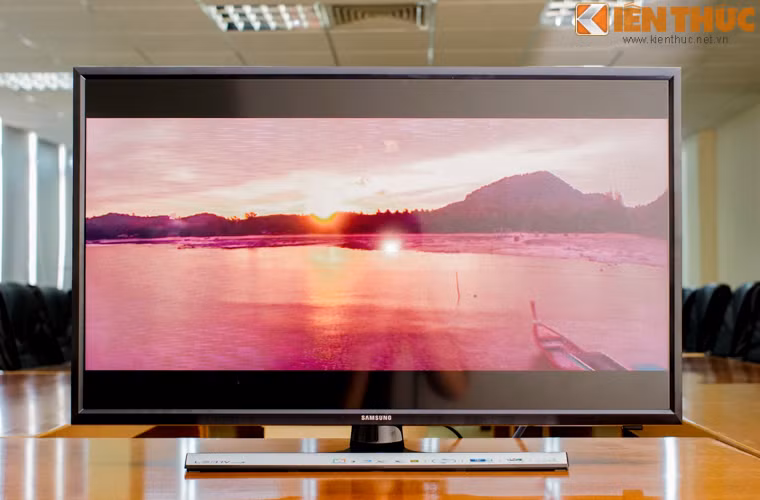 Tổng thể của phần chân đế tạo nên thiết kế sang trọng cho chiếc TV