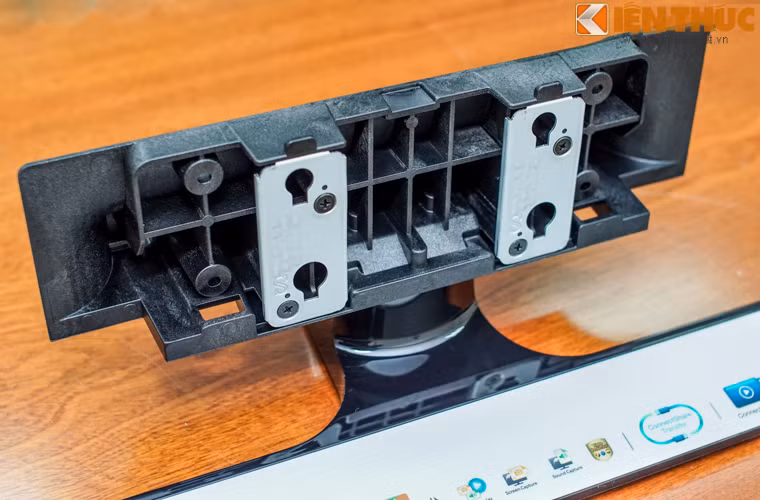 Phần ốp trên còn có thêm tính năng làm giá treo TV, đơn giản nhưng hiệu quả