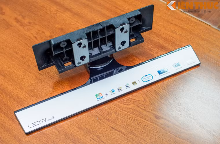 Toàn bộ phần chân đế của Samsung J4100. Gọn nhẹ và có thiết kế rất thanh lịch