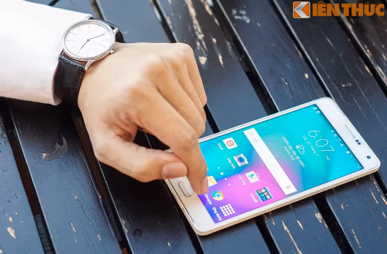 Ngoài ra Galaxy A7 còn sở hữu cấu hình khủng, vì thế chiếc điện thoại này dễ dàng đáp ứng tất cả nhu cầu sử dụng của người dùng