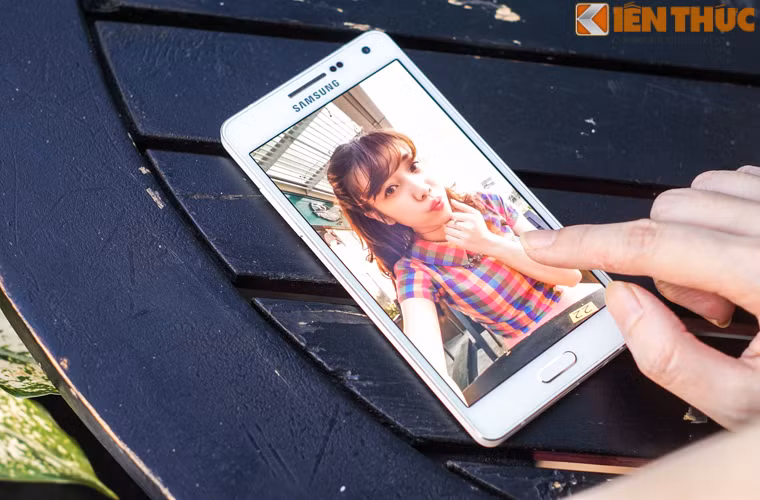 Ngoài ra với trang bị camera trước 5MP và sở hữu nhiều tính năng chụp ảnh selfie ấn tượng, Galaxy A5 là chắc chắn sẽ thoả mãn được nhu cầu của bất kì cô nàng nào ở một chiếc điện thoại