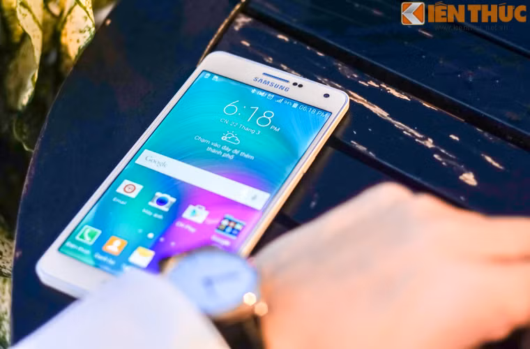 Chính vì thế Galaxy A7 là một thiết bị hoàn hảo để những chàng trai lịch lãm lựa chọn bên cạnh họ