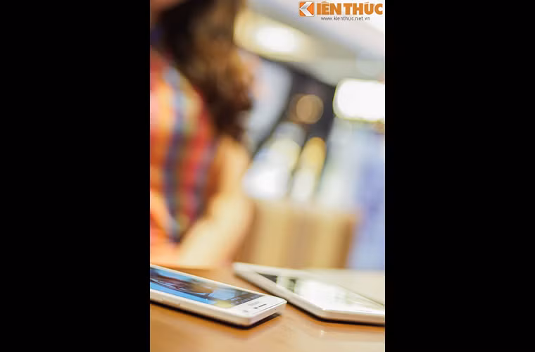 Đây là bộ đôi điện thoại được hãng nhắm đến đối tượng giới trẻ năng động và sành điệu, nhờ vào thiết kế sang trọng trẻ trung, cũng như mức cấu hình khủng 