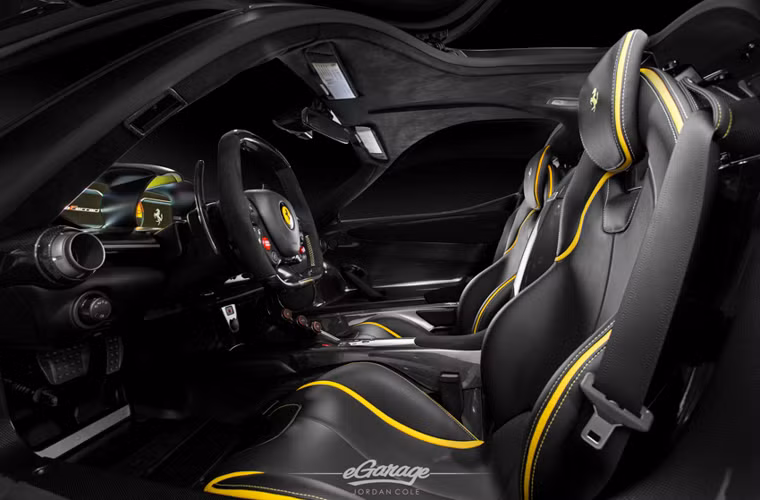 Xe có nội thất thể thao và nổi bật với những đường viền vàng đồng màu ngoại thất.