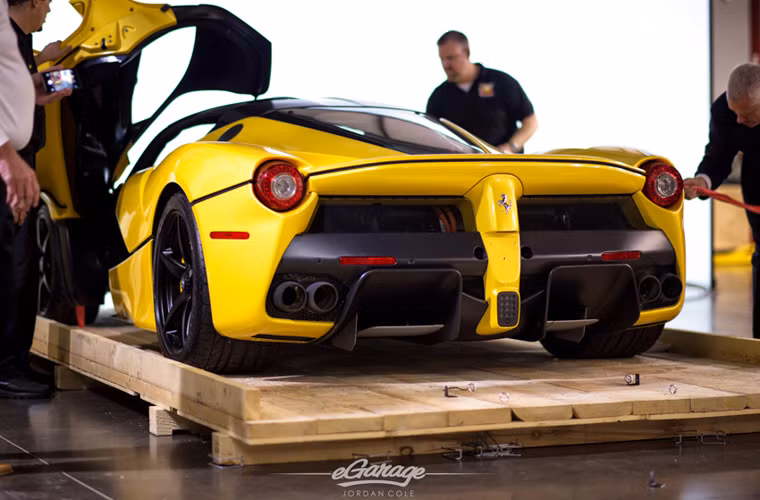 Sức mạnh ghê gớm đó giúp xe có khả năng tăng tốc từ 0-100km/h dưới 3 giây, 0-200km/h dưới 7 giây, 0-300km/h trong 15 giây, trước khi đạt tốc độ cực đại trên 350km/h.