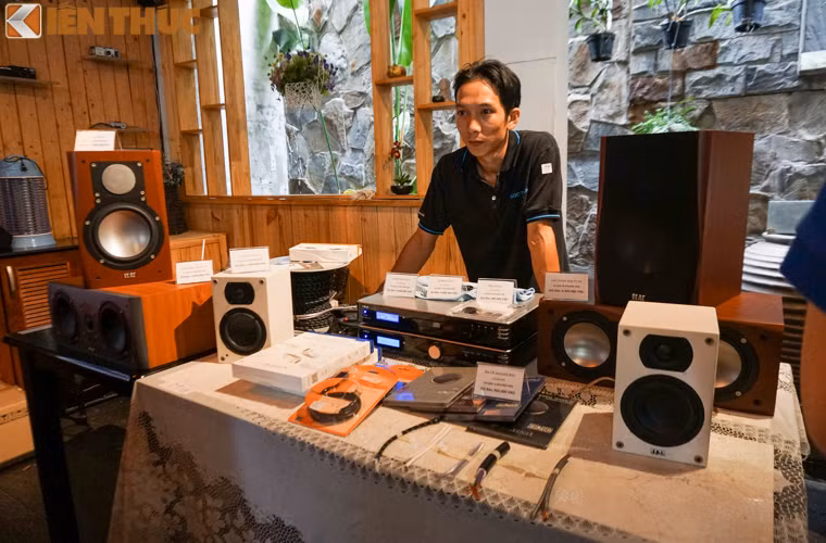 Có đầy đủ các món đồ từ hàng HiFi...