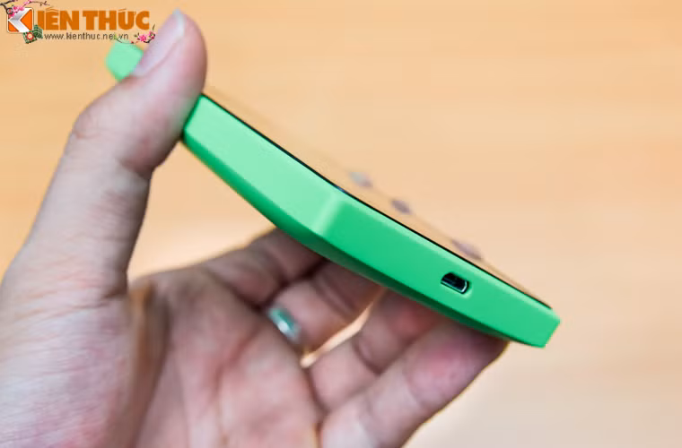 Khác với người đàn anh Lumia 532, 435 có thiết kết vỏ nhám hơn