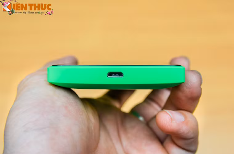 Cạnh dưới với cổng sạc microUSB