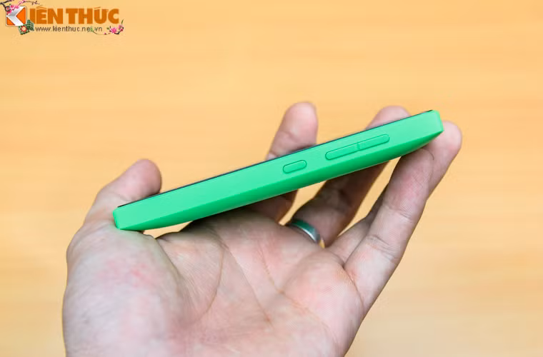 Cạnh phải với nút nguồn và tăn giảm âm lượng