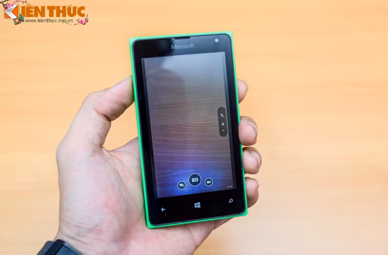 Camera sau của máy có độ phân giải 2MP, cho phép điều chỉnh hàng loạt thông số