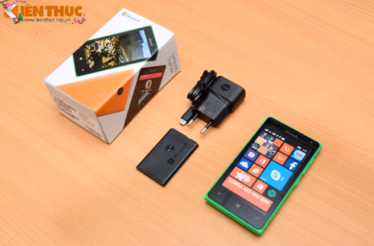 Bên trong chiếc hộp của máy rất đơn giản - chỉ có máy, pin và sạc