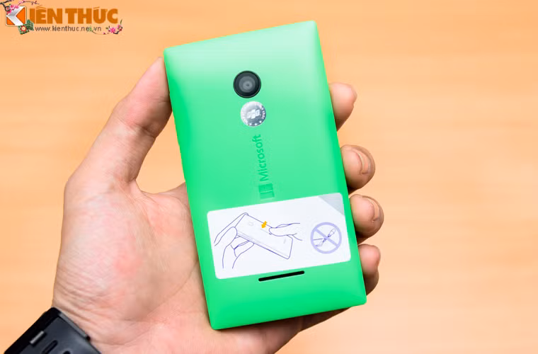 Máy có thiết kế vỏ nhựa, với mặt sau là cụm camera cùng loa ngoài