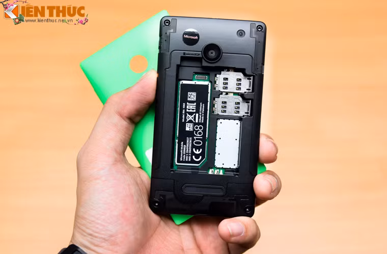 Lumia 435 có thể tháo nắp lưng, trang bị hai sim