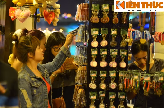 Mỗi ngày, khoảng 100 ổ khóa tình yêu đã được bán. Mỗi ổ khóa với giá 80.000 đồng/chiếc.